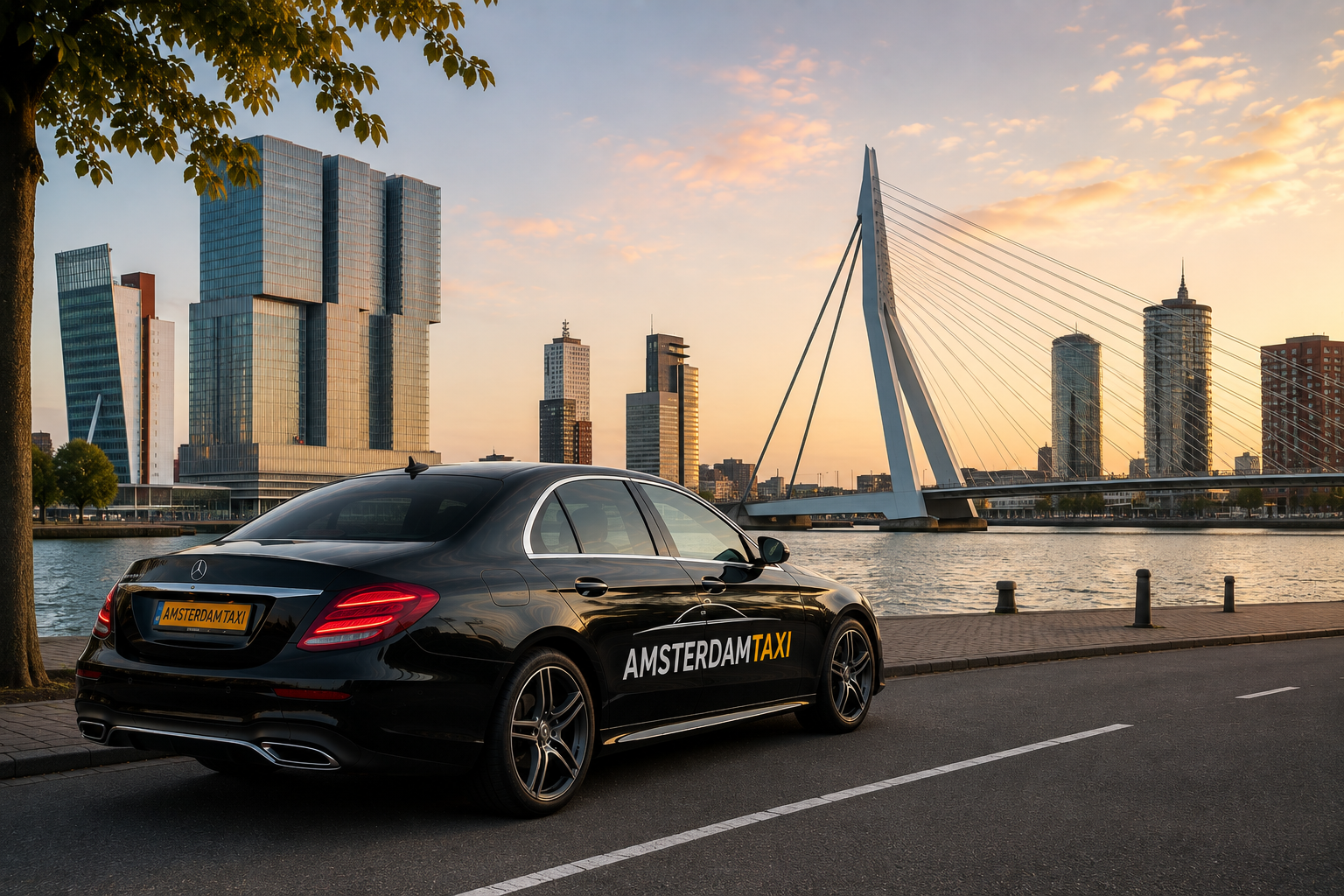 Taxi Amsterdam naar Rotterdam met zwarte sedan in Rotterdam