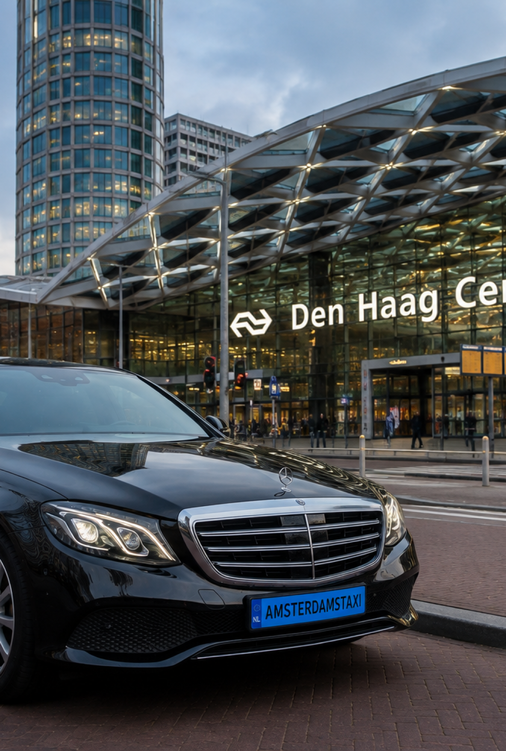 Zwarte taxi van Amsterdamstaxi naar Den Haag